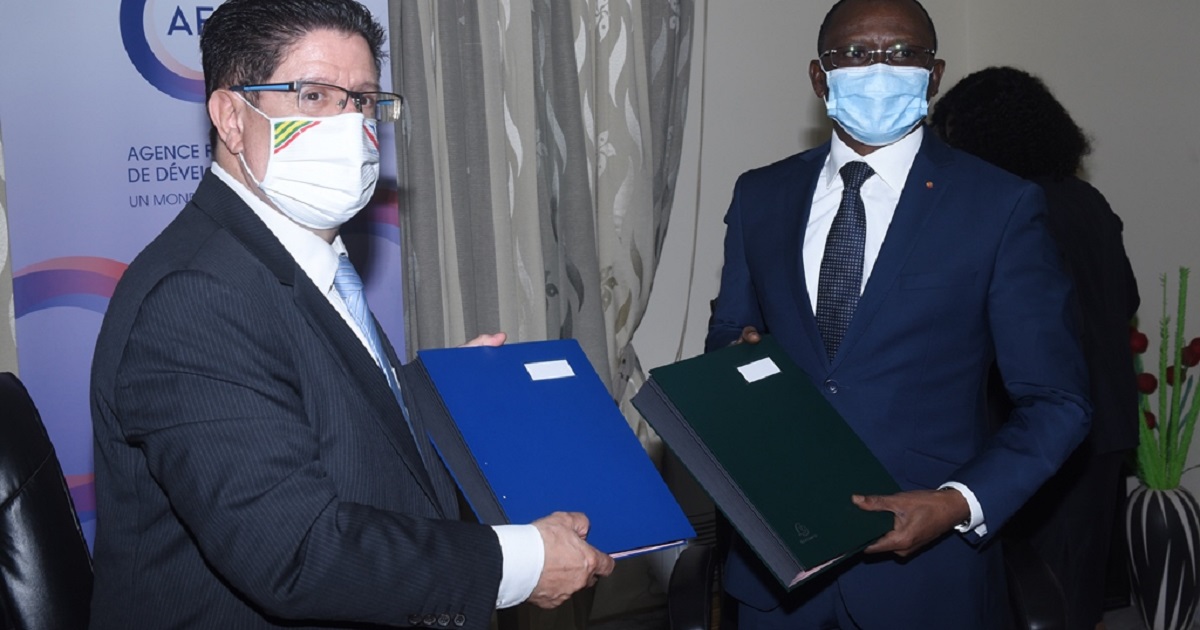 Secteur eau et assainissement au Togo, la France fait don de 6,5 milliards FCFA au Togo pour le financement du PASSCO 2