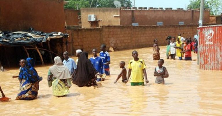 Inondations à Niamey, Issoufou chausse ses bottes pour constater les dégâts (2)
