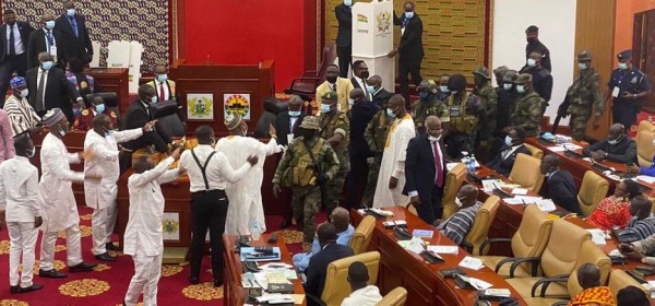 Parlement au Ghana : l’armée fait irruption