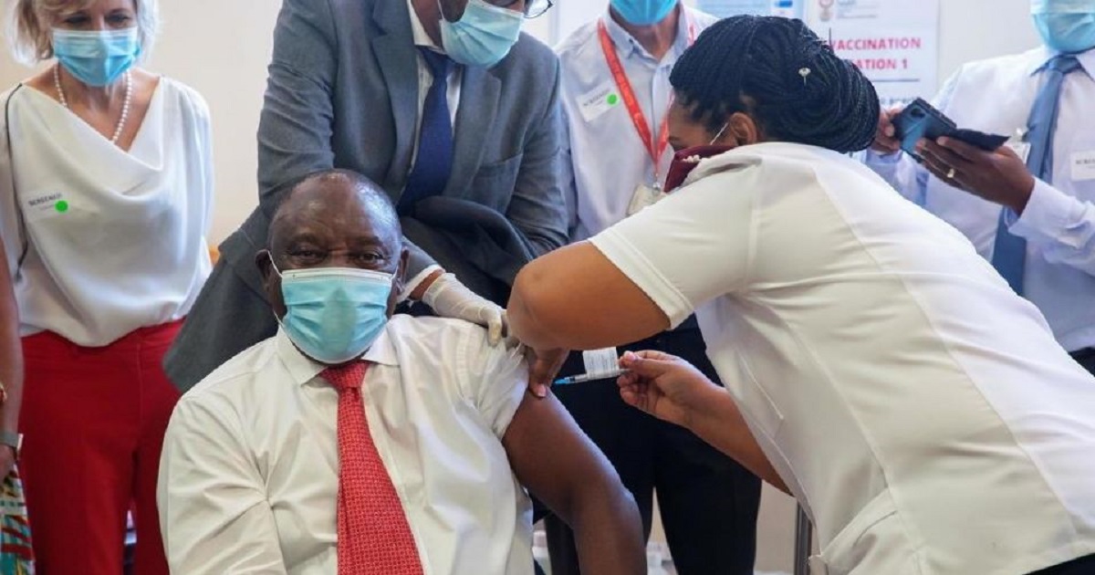Le président Cyril Ramaphosa donne l'exemple et se fait vacciner (2)