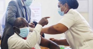 Le président Cyril Ramaphosa donne l'exemple et se fait vacciner