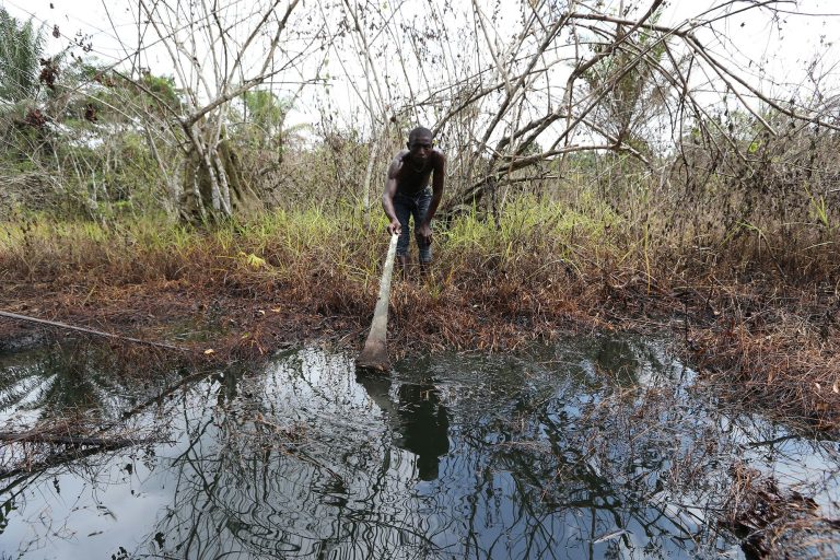 Pollution environnementale : la compagnie pétrolière Shell condamnée à indemniser des fermiers nigérians