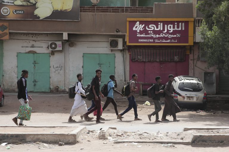 Soudan : les habitants de Khartoum fuient les combats