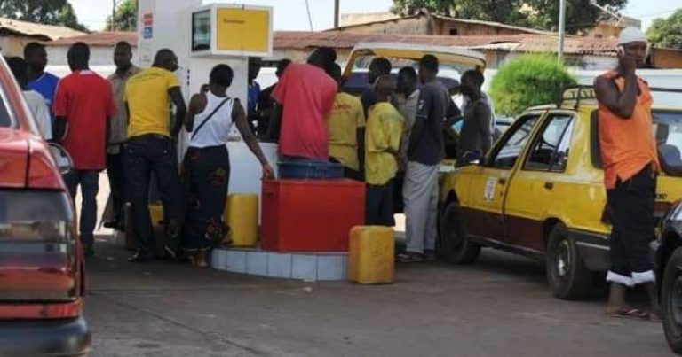 Crise du carburant : Les guinéens impatients face à une situation critique