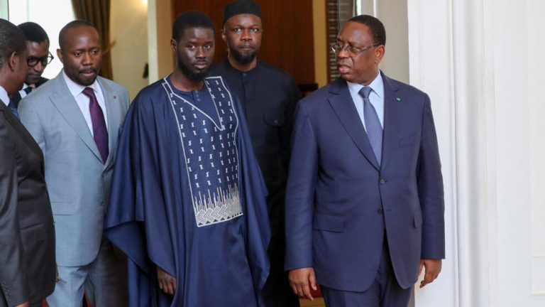 bilan des 100 jours : Bassirou Diomaye Faye et Macky Sall s’affrontent