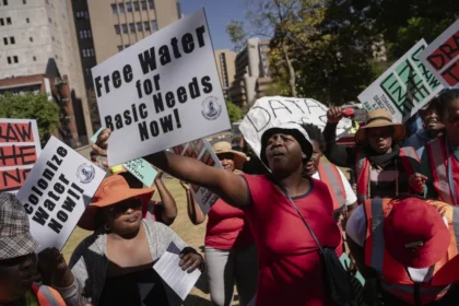 Pannes, fuites, corruption : Johannesburg étouffe sous la soif