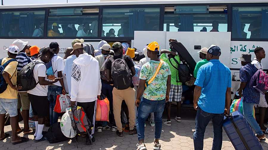 Crise migratoire au Maghreb : Derrière les rapatriements quotidiens de Tunis, le défi invisible de la réintégration économique