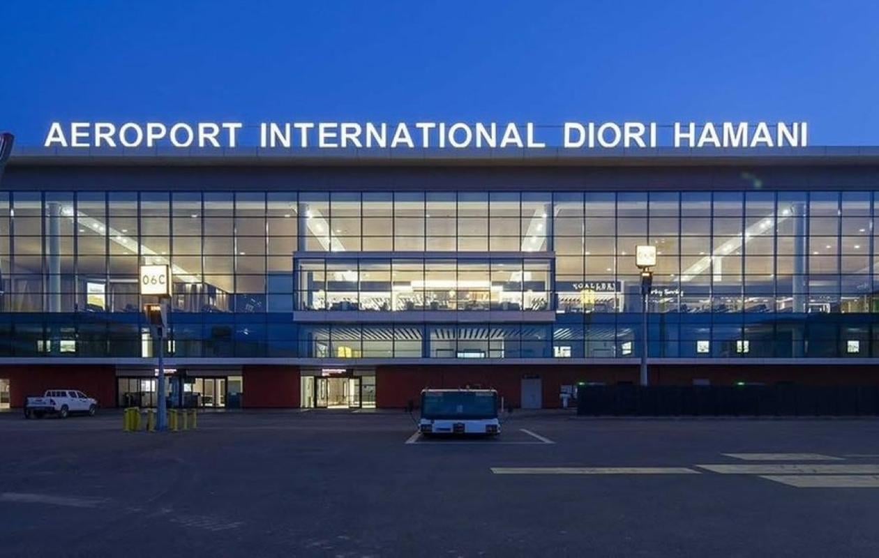 Tension maximale au Niger : Malgré 13 martyrs et une ville sous contrôle, l'aéroport de Niamey reste ouvert au trafic