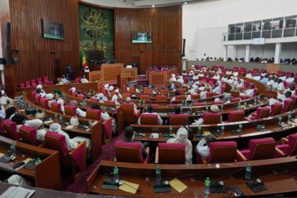 Sénégal : une réforme constitutionnelle adoptée dans la tension et désormais suspendue au verdict des urnes