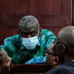 Kizza Besigye devant la justice : pourquoi le principal opposant de Museveni est poursuivi et ce que son malaise change au procès