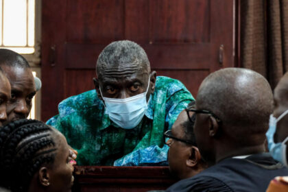Kizza Besigye devant la justice : pourquoi le principal opposant de Museveni est poursuivi et ce que son malaise change au procès
