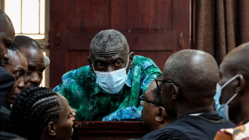 Kizza Besigye devant la justice : pourquoi le principal opposant de Museveni est poursuivi et ce que son malaise change au procès