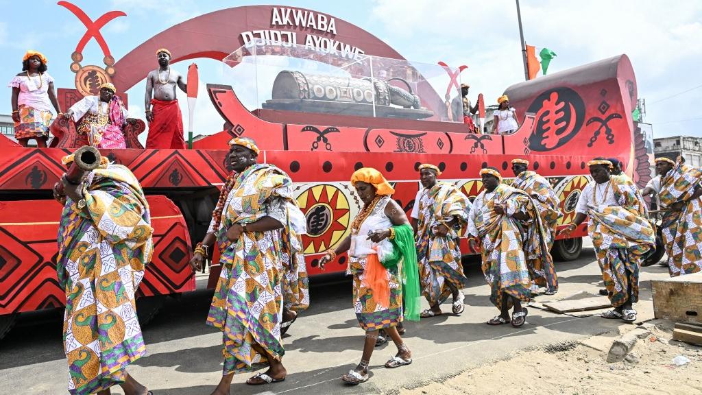Le retour du Djidji Ayôkwé : comment le tambour parleur est devenu le symbole de la reconquête du patrimoine africain