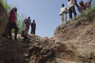 Nigeria : pourquoi les mineurs illégaux sont-ils détenus et la répression peut-elle stopper l’exploitation clandestine ?